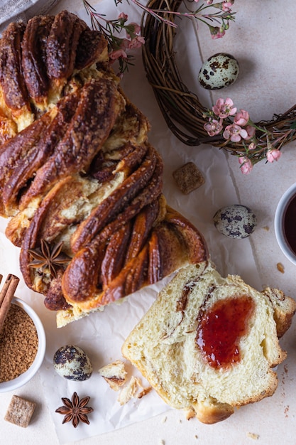 Babka alla cannella con marmellata