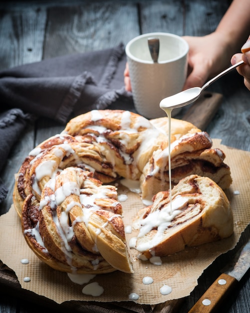 Babka Brioche Wreath intrecciata con cannella