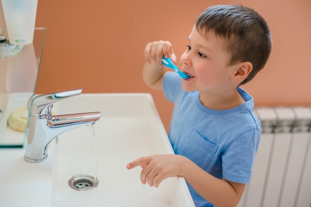 Baby allunga la bocca e mostra i denti