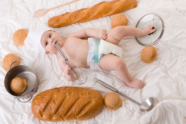 Baby, baguette francesi e stoviglie