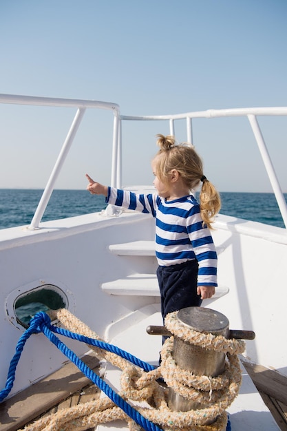 Baby boy goditi le vacanze mare nave da crociera Bambino marinaio Ragazzo marinaio che viaggia per mare Ragazzo marinaio camicia a righe mare yacht viaggia per il mondo Piccolo viaggiatore per mare La spiaggia sta chiamando e dobbiamo andare