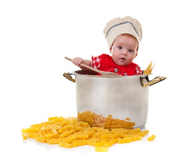 Baby chef in un&#39;enorme pentola con pasta