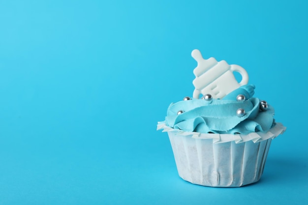 Baby Cupcake con Topper su sfondo blu chiaro Spazio per testo