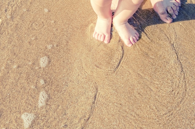 Baby facendo i suoi primi passi sulla spiaggia