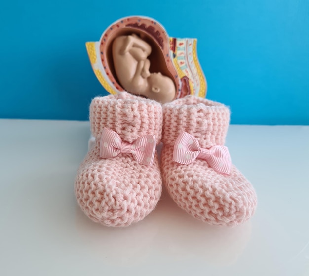 Baby feto e pantofole rosa per neonati