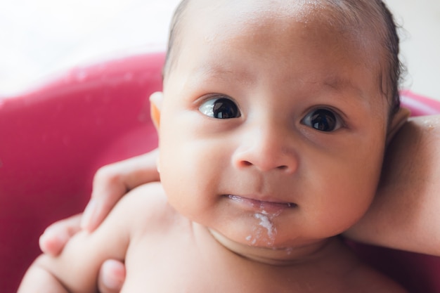 baby Infant non si sente bene e vomita dopo il bagno