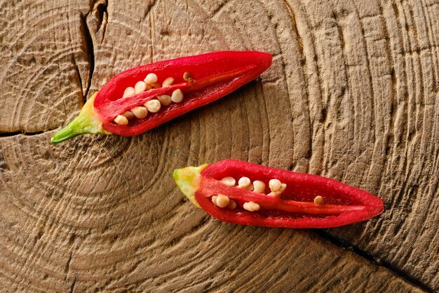 Baby jalapeno pepe tagliato a metà su un tavolo di legno