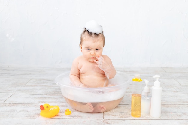 Baby lavaggi in una ciotola con spazio in schiuma per il testo sulle bottiglie igiene del bambino