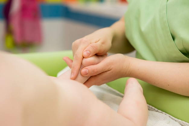 baby massage, massaggio medico o ginnastica per bambini