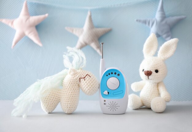 Baby monitor e giocattoli sul tavolo