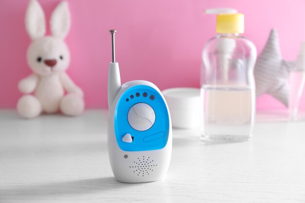 Baby monitor sul tavolo. Tata radiofonica