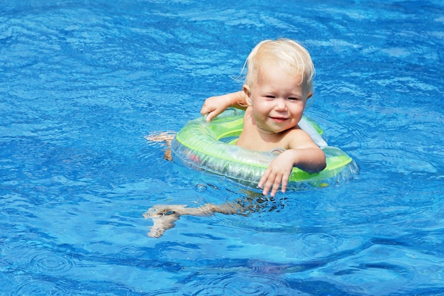 Baby nuoto in piscina