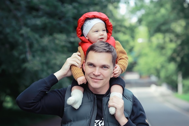 baby papà sulle sue spalle / cura della famiglia paternità, papà e figlio, passeggiata della felicità della famiglia