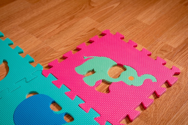 Baby Puzzle con lettere colorate. tempo per la famiglia