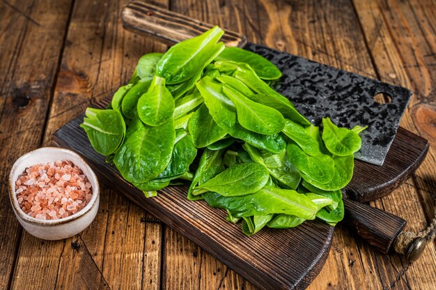 Baby romain insalata verde foglie sul tagliere di legno