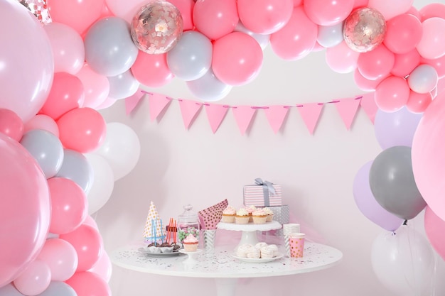 Baby shower party per ragazza Gustose prelibatezze sul tavolo in camera decorata con palloncini
