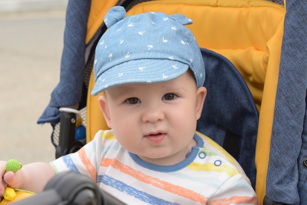 Baby sitter in passeggino. Volto di ragazzino