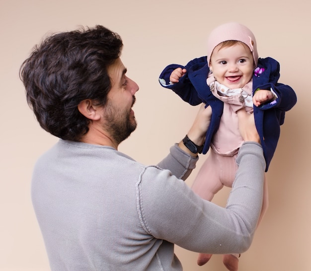 Baby su papà braccia in volo