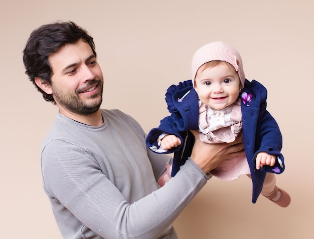 Baby su papà braccia in volo