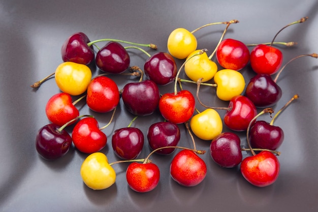 Bacca di ciliegia succosa. frutta e vitamine. cibo sano per la colazione.