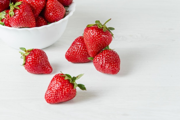 Bacca sana della vitamina della fragola rossa isolata su fondo bianco