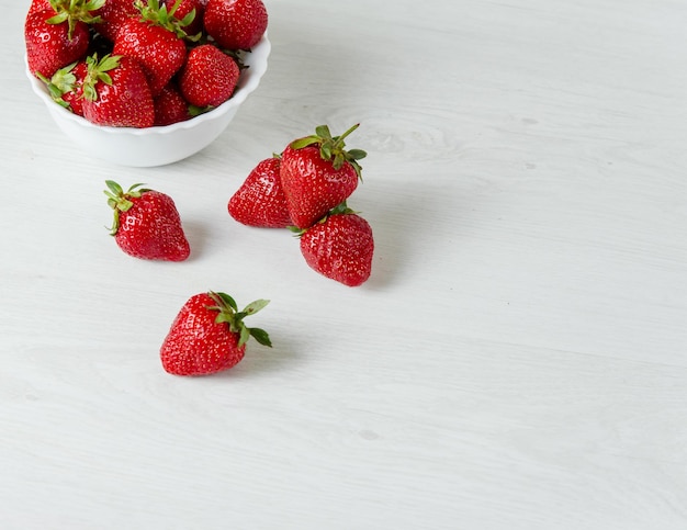 Bacca sana della vitamina della fragola rossa isolata su fondo bianco