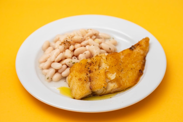 Baccalà fritto con fagioli bianchi sul piatto