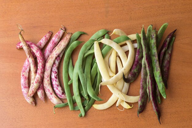 Baccelli di fagioli di diversi colori