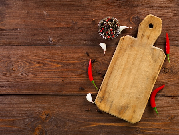 Baccelli di peperoncino e piselli piccanti, tagliere, spicchio d&#39;aglio