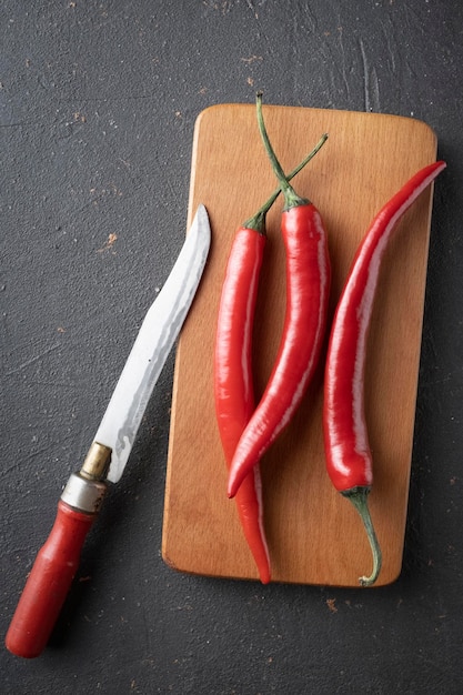 Baccelli di peperoncino piccante su un tagliere