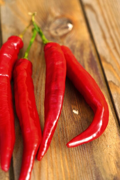 Baccelli di peperoncino rosso su uno sfondo di legno