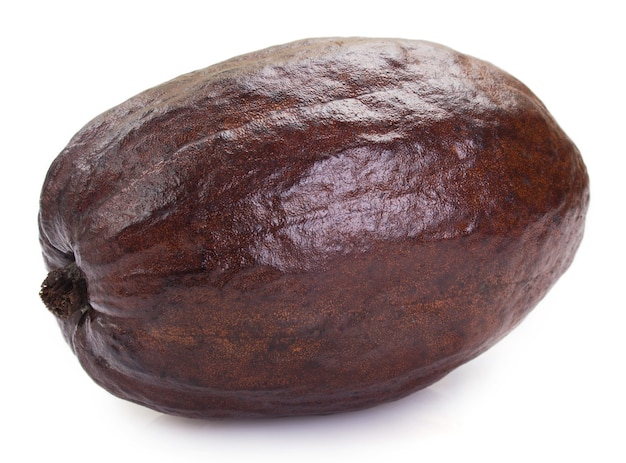 Baccello di cacao isolato su sfondo bianco