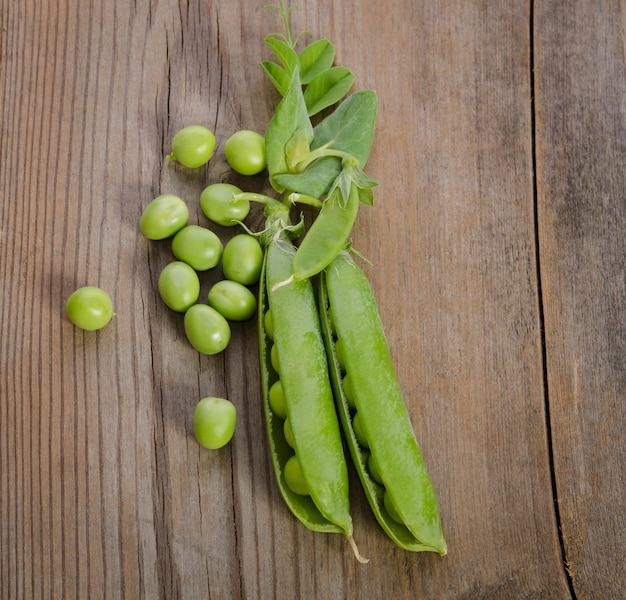 Baccello di pisello verde sulla tavola di legno