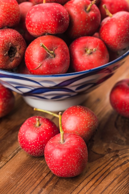 Bacche di biancospino rosse sulla tavola di legno.