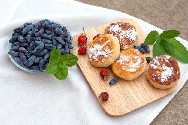 Bacche di caprifoglio e fragoline di bosco con frittelle