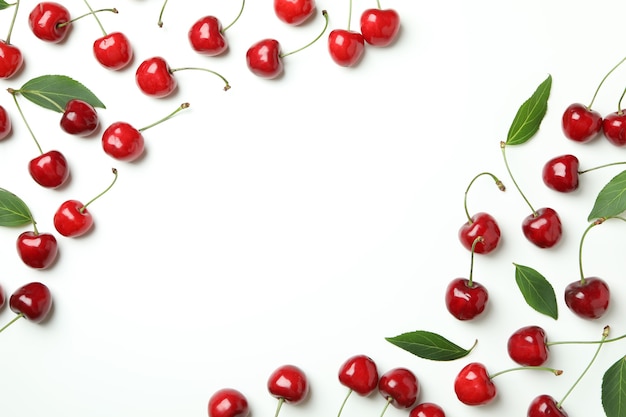 Bacche di ciliegia rosse dolci su sfondo bianco