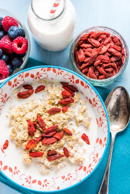 Bacche di frutta secca di goji con porridge fatto in casa