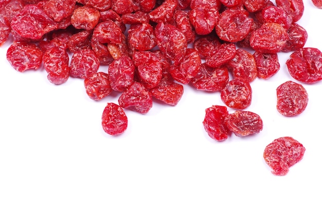 Bacche di goji essiccate rosse su bianco