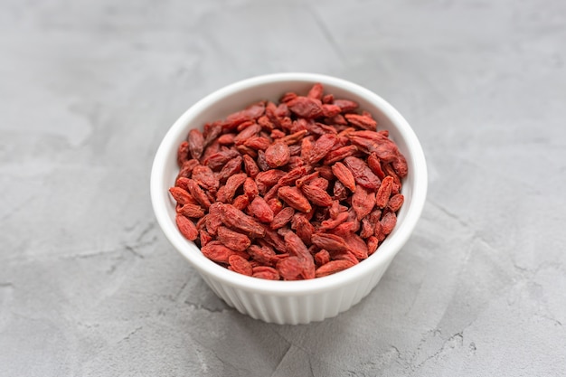 Bacche di goji secche in una ciotola di porcellana