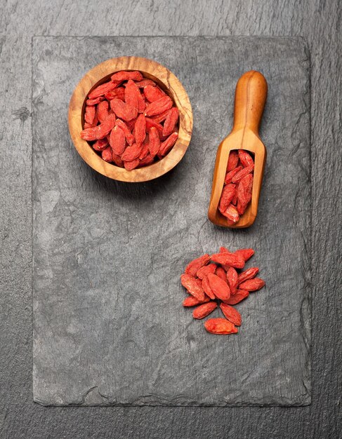 Bacche di Goji su sfondo ardesia