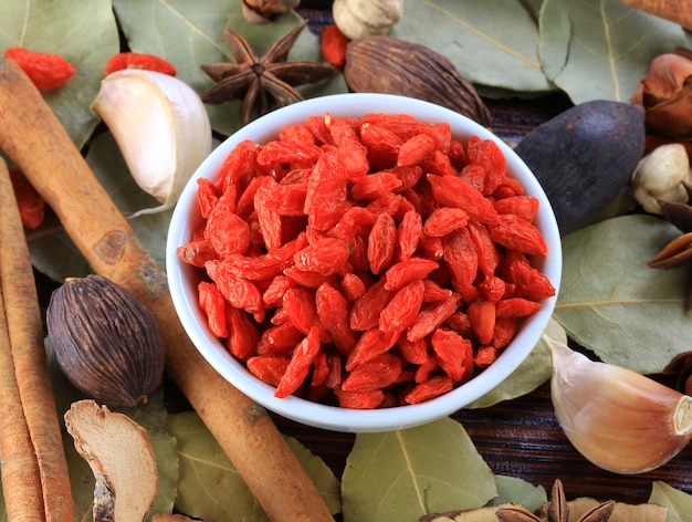 Bacche di Goji sullo sfondo di spezie