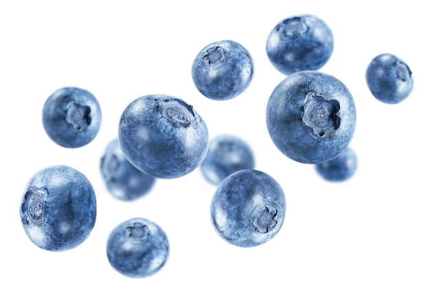 bacche di mirtillo che galleggiano nell'aria isolate su uno sfondo bianco