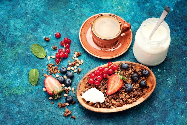 Bacche di muesli e yogurt Colazione sana Copia spazio per il testo