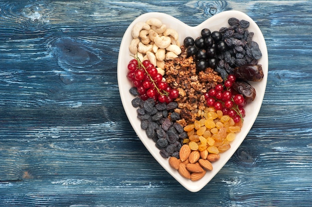 Bacche di muesli noci e frutta secca Ingredienti per la colazione sani Vista dall'alto