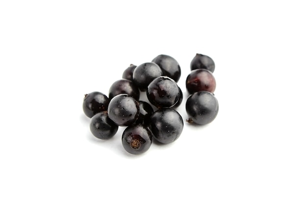 Bacche di ribes nero fresche mature isolate su bianco