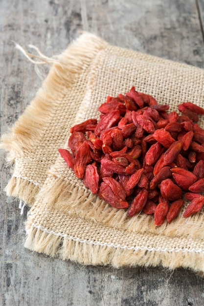 Bacche di Wolfberries o Goji sulla tavola di legno