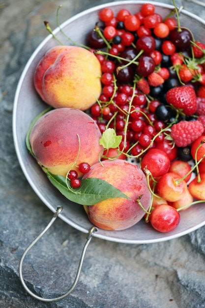 Bacche e frutta organiche dell'orto su un setaccio