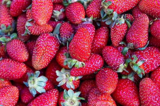 Bacche fresche del fondo della fragola succose al mercato