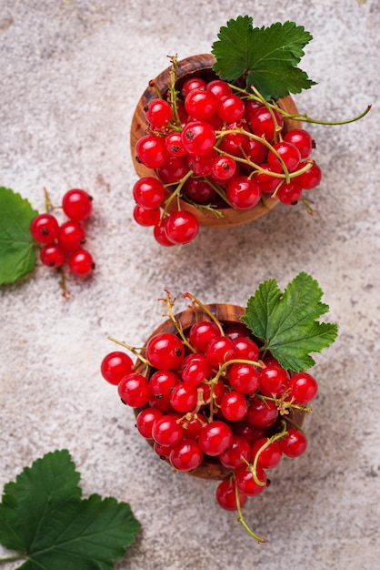 Bacche mature del ribes in ciotole di legno