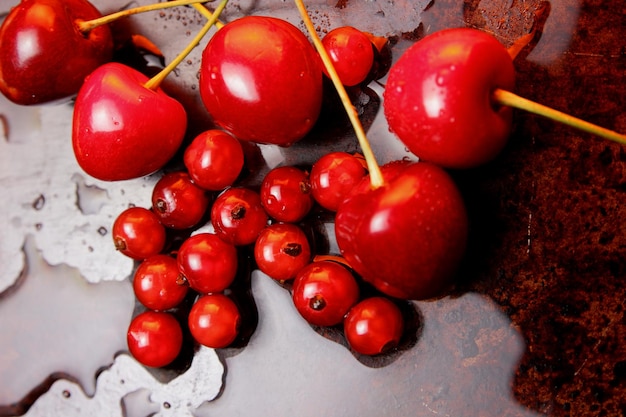 Bacche rosse con gocce d'acqua su sfondo nero Vista dall'alto Concetto di cibo sano Closeup di bacche dolci